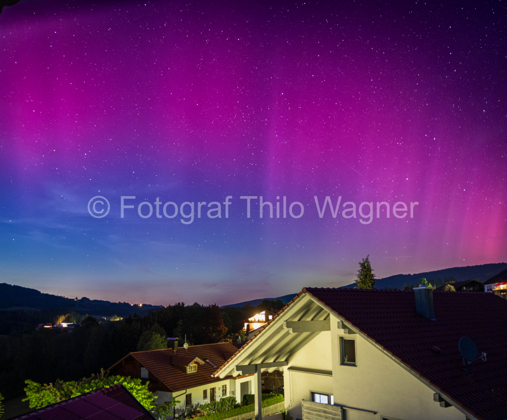 Polarlichter Nordlichter mit rosa Himmel über Bayern 2023. Spektakuläres Naturphänomen über Süddeutschland und dem Bayerischen Wald.