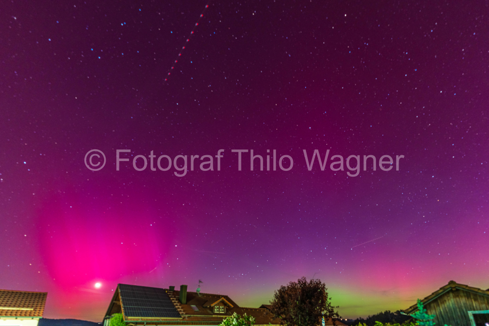 Polarlichter Nordlichter mit rosa Himmel über Bayern 2023. Spektakuläres Naturphänomen über Süddeutschland und dem Bayerischen Wald.